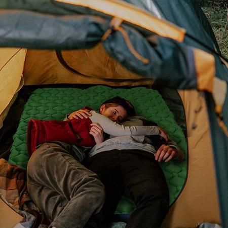 インフレータブルスリーピングパッドダブルスリーピングパッドインフレータブルキャンプマットレス、2人で寝るための枕付きハイキングカーキャンプ 
