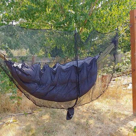 ハンモックバグネットと吊り下げシステムにより、蚊帳が出入りしにくくなっています。
 