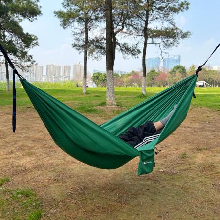 耐久性のあるナイロン素材を使用した、1～2人用のポータブルアウトドアキャンプハンモック（ハイキング用） 