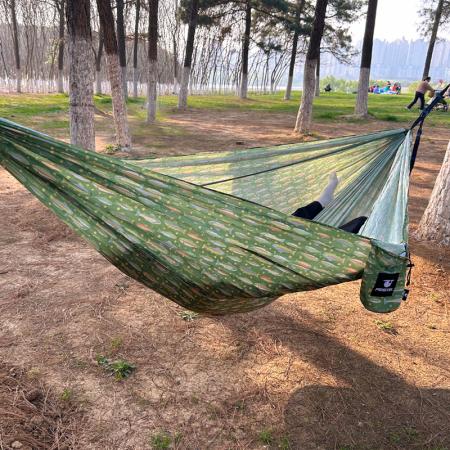 パラシュート生地ナイロン製キャンプ・ハイキング用防蚊ツリースイング（耐荷重150kg）アウトドアハンモック 